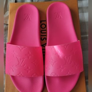 Never worn- Louis Vuitton Waterfront mule slide. Size 11